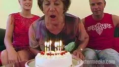 Abspielen Zu seinem 67. Geburtstag bekommt seine Oma einen dicken Schwanz geschenkt
