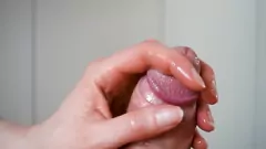 Afspelen Sensuele massage-expert Sweetanna geeft een handjob op een grote dikke harde pik, verpest orgasme met cumshot