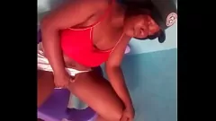 تشغيل تبدأ الملكة جانا يومها بجلسة مثلية مشبعة بالبخار تتميز بقضيب كبير وشاعر ضخم