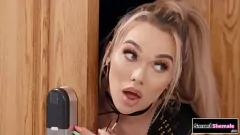 Abspielen Dominanter Boss fickt die heiße Shemale Emma Rose in Hardcore-Bareback-Action