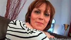 Reproducir Mujer madura le da a su coño un tratamiento especial con vibrador todavía en su coño