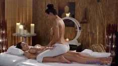 Reproduzir Shalina se torna sexo de uma ótima maneira de massagear Xxx Lezbience