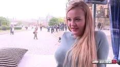 Reproduzir Vovô fode a neta com um vibrador loiro com boca e lábios grandes