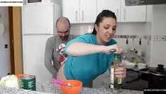 Afspelen Porn Buzau met vriendin geneukt in de keuken die op haar rug staat