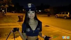 Reproduzir Melhor atriz pornô vestida de policial chupa pau