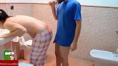 Reproduzir Ela adora ser lambida na vagina e fodida nas costas por seu irmão talentoso