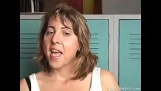 Jouer Il se masturbe dans le vestiaire avec un gode après le cours de sport