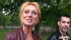 Odtwórz Mendy, dojrzała kobieta, uprawia seks w ubraniu w parku z bogatą laską