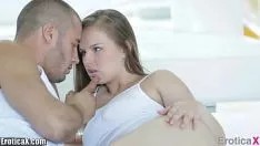 Jouer Amore e sesso con una ragazza carina con i fiocchi di figa