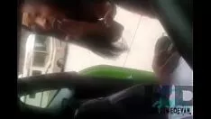 Madura desesperada se folla a un estudiante en su coche donde le chupa la polla