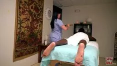 Jouer Elle est très heureuse quand elle voit combien de temps dure la bite de ce black et elle en profite encore plus