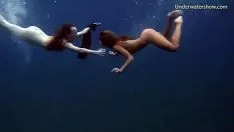 Abspielen Dreharbeiten im Wasser des Pools mit zwei nackten Mädchen