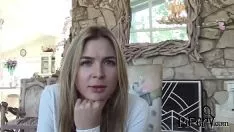Oynat Bu adamın sikine ancak adam bütün kıyafetlerini çıkardıktan sonra biniyor