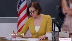 Odtwórz Dziwki z college'u sprawiają, że nauczyciel wychowania fizycznego zawsze ma wytrysk