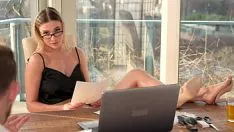 Abspielen Betreten Sie ein Privatbüro, um sich in den Mund und in die Muschi dieser Blondine ficken zu lassen
