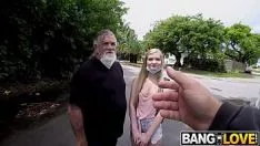 Jouer Sexe en public avec un bosorog fou et sa grand-mère putain