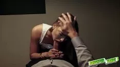 Abspielen Er stellt einen jungen Mann an die Wand und reibt seinen Schwanz