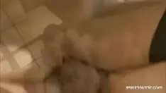 Afspelen Hij masseert haar kutje met zijn lul en zij raakt tegelijkertijd haar prachtige borsten aan