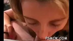 Reproduzir Lindas mulheres sensuais limpas e com muito tesão chupam pau com sede e fazem sexo anal