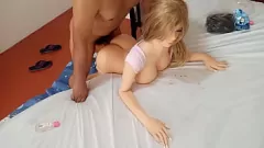 Reproducir Repartidor con gran polla se folla el culo apretado de una rubia venezolana infiel