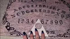 Jouer Il gioco OUIJA di Halloween di Latina Babe Martina termina con una sessione di succhiare un grosso cazzo