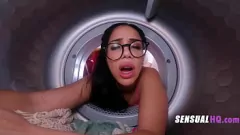 Reproducir Las grandes tetas de Crazy Milf rebotan mientras monta una polla atascada en la lavadora