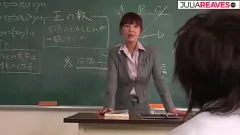 Abspielen Japanische reife Lehrerin wird im Klassenzimmer rau und nass