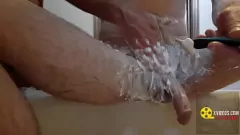 Redare Un băiat solo fierbinte și înfierbântat își rade penisul mare și bilele chele