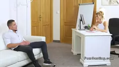 تشغيل وكيل أنثى شقراء مفلس يتعامل مع الديك الوحش في لقاء مكتب المتشددين