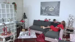 Rondborstige Colombiaanse MILF wijdt jonge buurman in tot hardcore seks