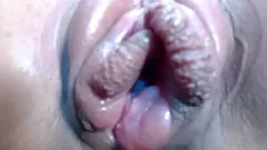 Afspelen Brunette babe gaat wild: intense deepthroat en grote dildo-actie