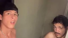 Jouer Fit alto in forma dritta Sabednego Bravo in sedutura di doccia piena di vapore - Video completo sul canale