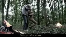 Jouer Elle est attrapée dans la forêt par son mari malade mental lui attache les mains et la viole dans la forêt