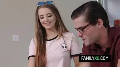 Afspelen Hardcore stiefbroer plezier: Avery Adair leert haar nerdy stiefbroer