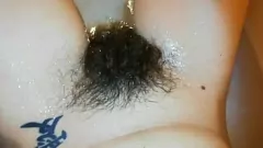 Afspelen Harige poesje close-up: enorme clitoris en echte orgasmes