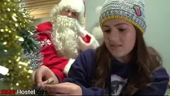 Reproduzir Potes de Natal peitudas ficam travessos com o Papai Noel no albergue