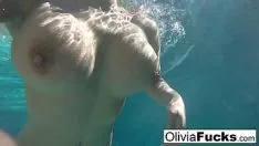 Abspielen Frau mit nackten Vätern filmt, wie man im Pool fickt
