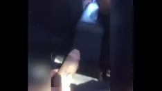 Jouer sur la banquette arrière, il sort sa bite et la frotte pour voir que la fille a une grosse bite et peut baiser