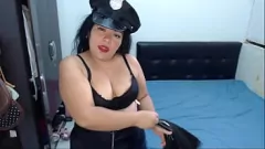 Reproducir Disciplinas de la mujer de la policía latina con una nalgada y una demanda de leche