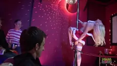 Redare Sărbătoarea de Crăciun la clubul de striptease: sex de grup anal cu MILF -uri blond și brunetă