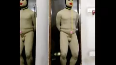 Afspelen Zentai beklede femom leidt gebonden penisaanbidding in huis van Gord